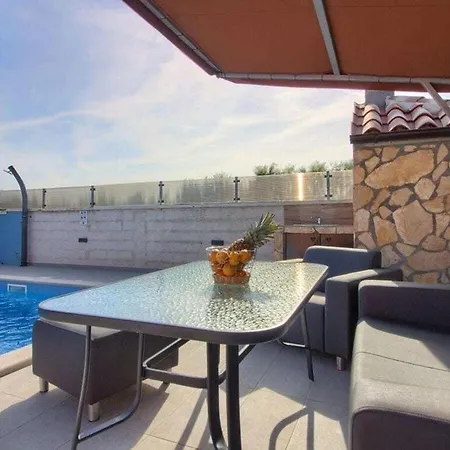 Mit Privatem Pool In Der Naehe Pula Villa Loborika