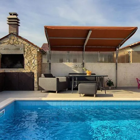 Mit Privatem Pool In Der Naehe Pula Vila *