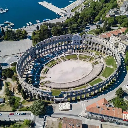 Mit Privatem Pool In Der Naehe Pula Loborika